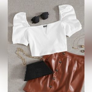 Ribbed V-wire puff sleeve crop top